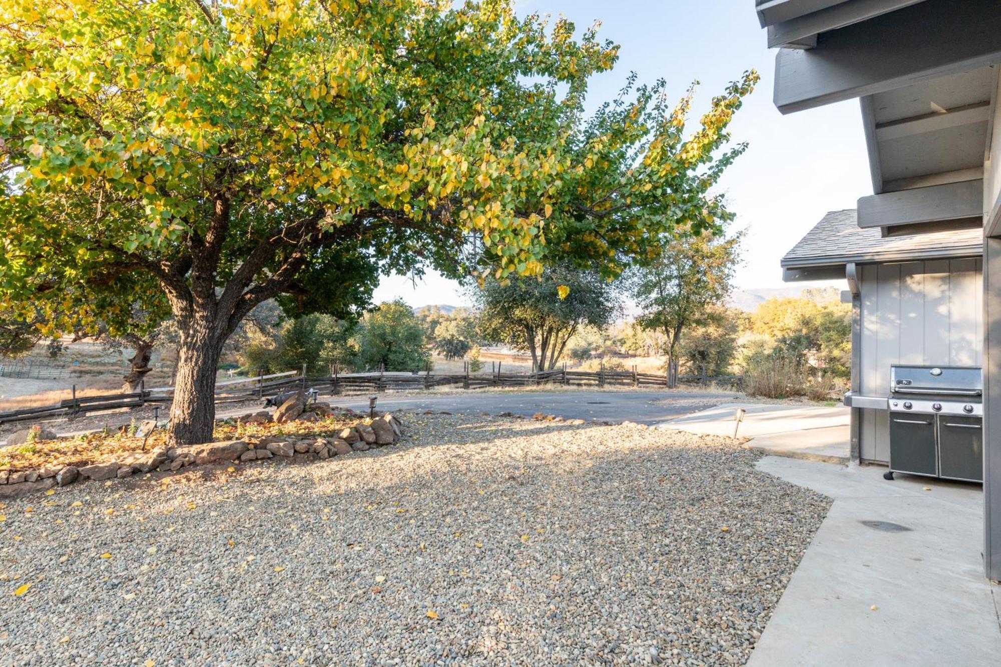 Rolling Oaks Ranch - 200 Acres Of Lakeside Beauty & Countryside Serenity Mariposa Exterior photo
